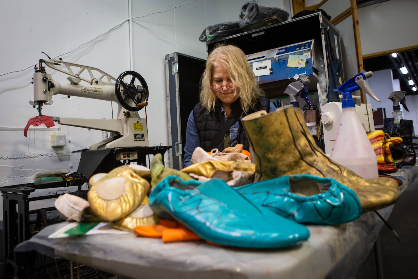 Imagen principal - Preparando el vestuario. 