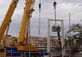 Primer gran hito en el soterramiento de Almería: adiós a la pasarela peatonal sobre las vías del tren