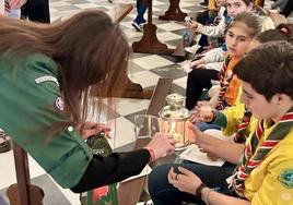 La Luz de Belén llega a la Catedral de Almería de la mano de los Scouts Católicos