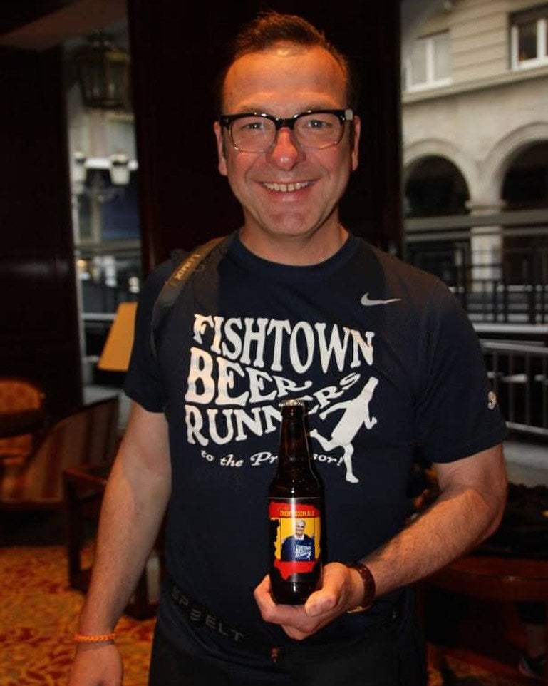 Imagen secundaria 2 - Arriba, David hace una foto a un grupo de corredores en España. En un entrenamiento en Filadelfia la pasada Navidad. Solo, con la cerveza dedicada al profesor.