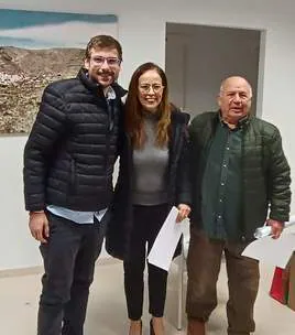 Autoridades con uno de los mayores que cursó el taller.