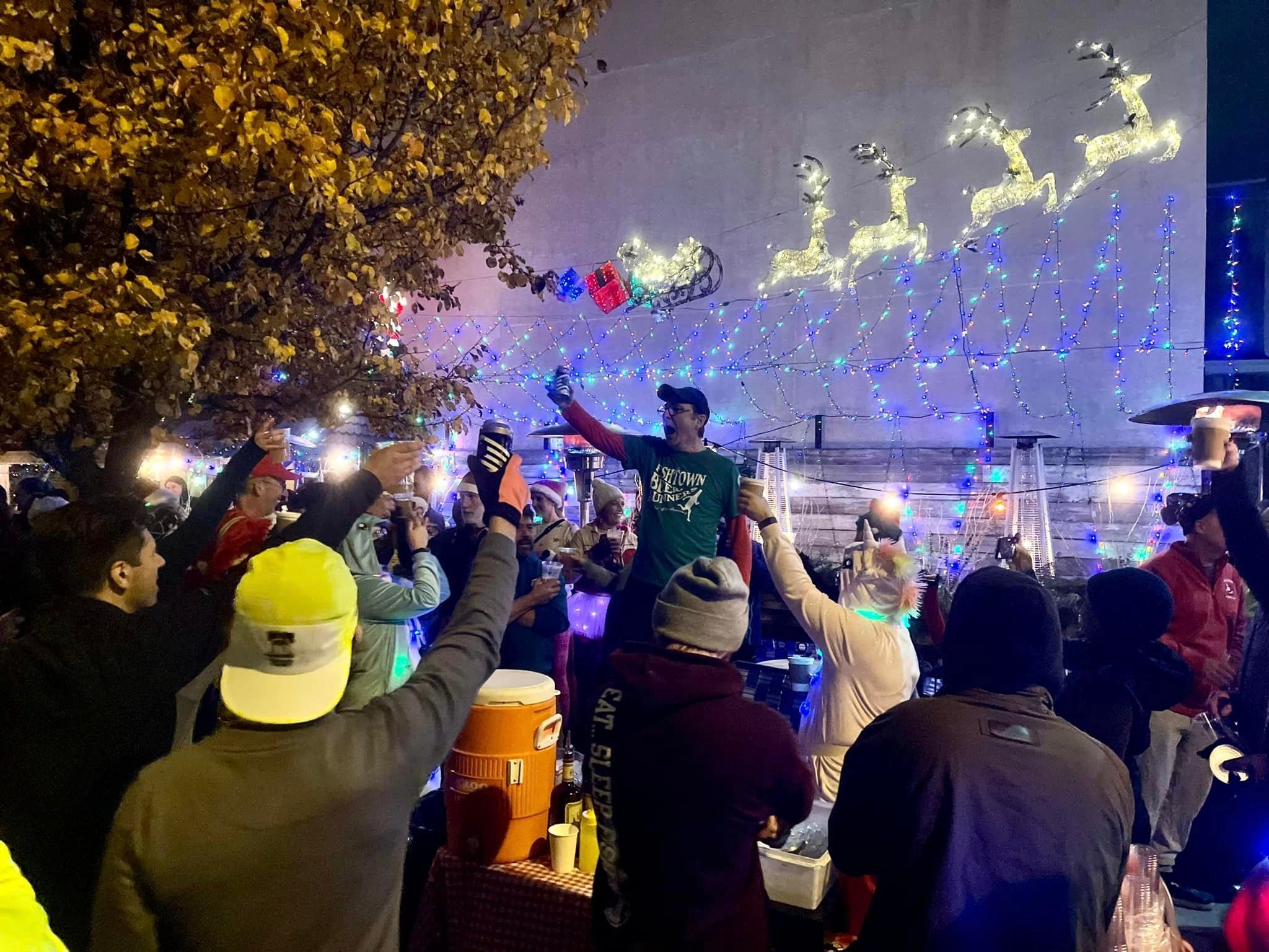 Imagen secundaria 1 - Arriba, David hace una foto a un grupo de corredores en España. En un entrenamiento en Filadelfia la pasada Navidad. Solo, con la cerveza dedicada al profesor.