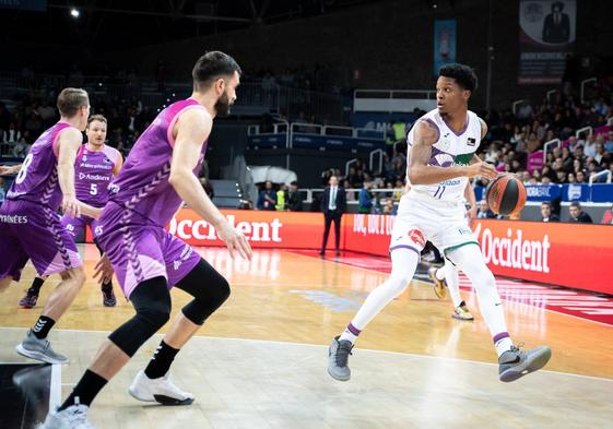 Tyson Carter busca a un compañero para el pase en el último partido del Unicaja, en la pista andorrana del Morabanc.