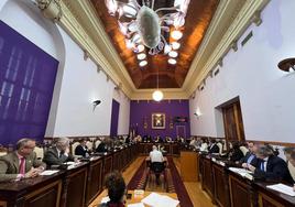 La corporación municipal durante el debate en el pleno extraordinario.