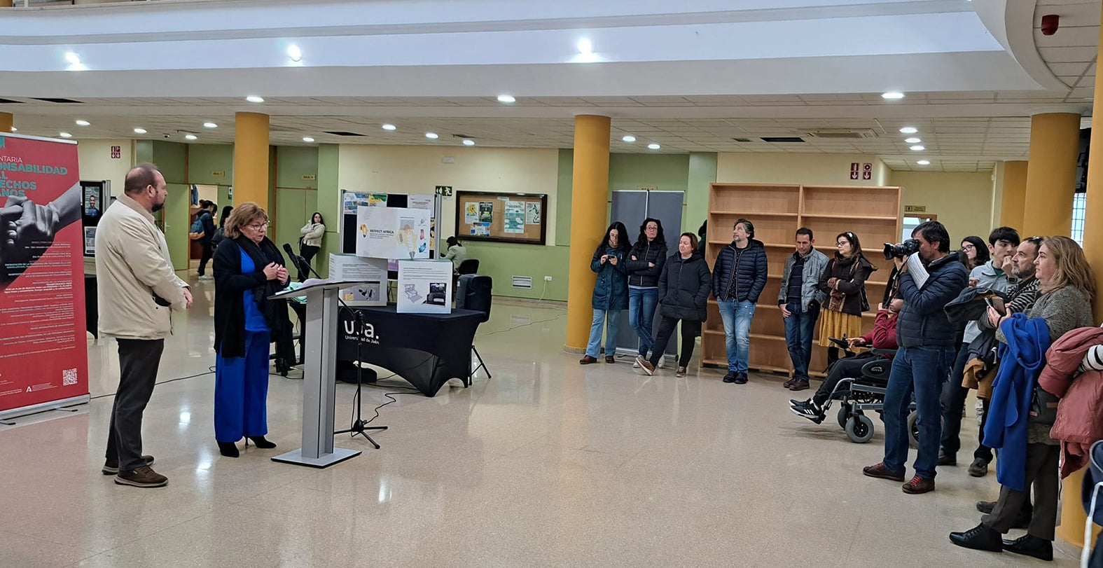 Exposiciones en el vestíbulo del Aulario Flores de Lemus (B4) del Campus Las Lagunillas.