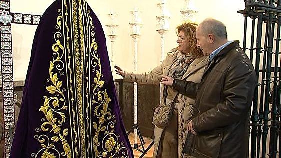 Las camareras de la Virgen de las Penas le regalan su primer manto de vistas