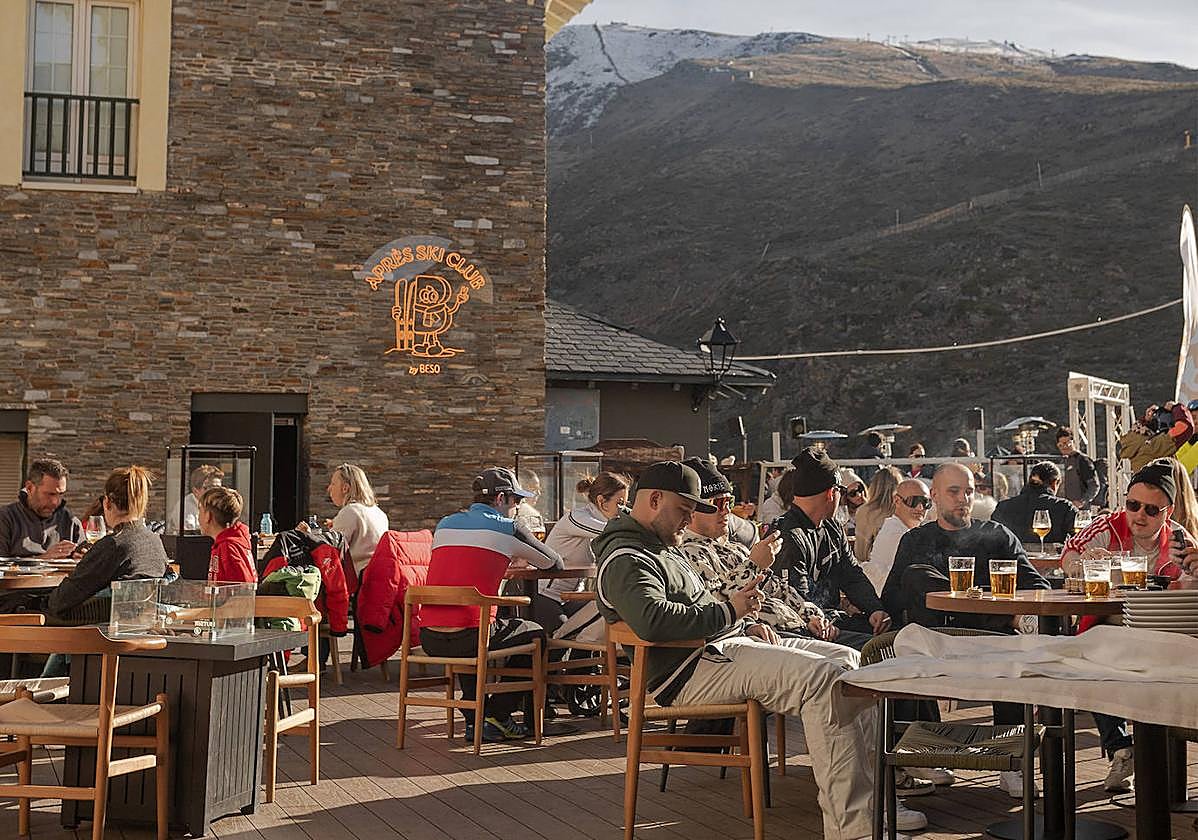 Imagen principal - Imágenes del nuevo club de Sierra Nevada.