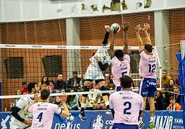 Víctor Rodríguez se encuentra con el bloqueo de Luis Vidal y Vicente Monfort.