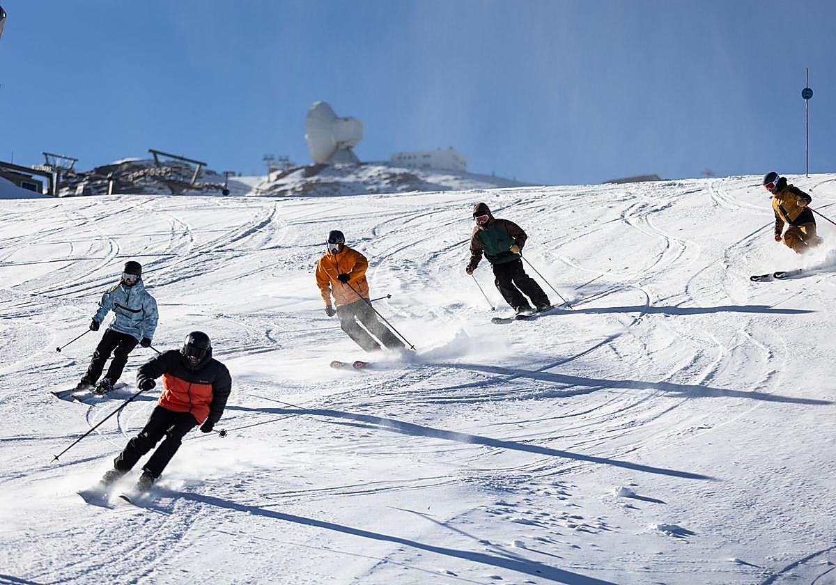 Esquiadores en la pista de El Río