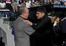 Rafa Benítez saluda a Alexander Medina antes del partido.