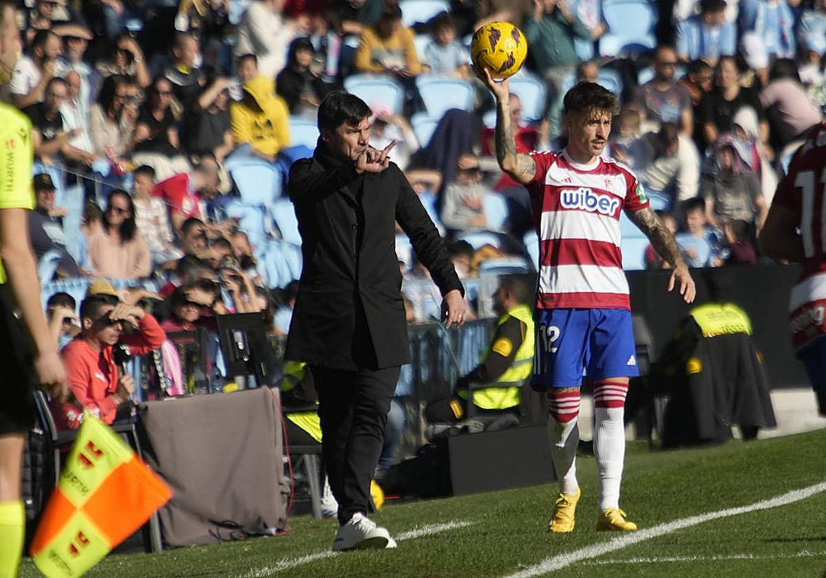 Alexander Medina da indicaciones mientras Ricard Sánchez saca de banda.