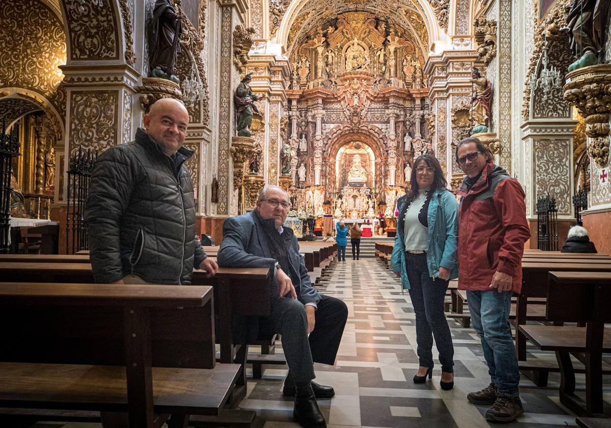 De izquierda a derecha, Luis Emiro, Antonio, Maryde y Harry en la basílica de la Virgen de las Angustias.