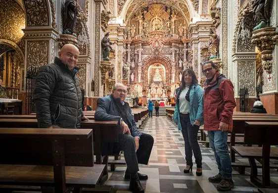 De izquierda a derecha, Luis Emiro, Antonio, Maryde y Harry en la basílica de la Virgen de las Angustias.