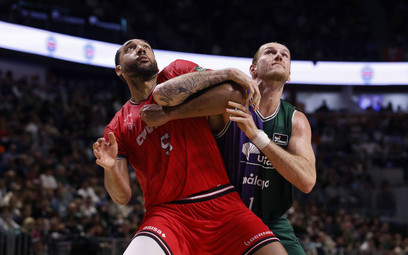 Kwan Cheatham, a la izquierda, contabilizó once rebotes en el pabellón Martín Carpena.