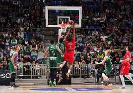 Cristiano Felicio se dispone a encestar ante Sima tras capturar el rebote ofensivo en el pabellón Martín Carpena.