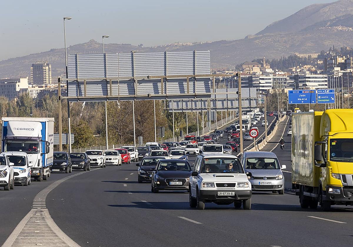 Imagen de la circunvalación de Granada, llena de coches.