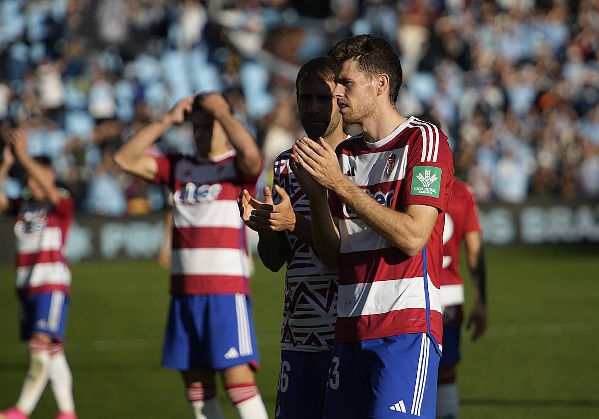 Gumbau, junto a otros jugadores, saludan a los aficionados desplazados.