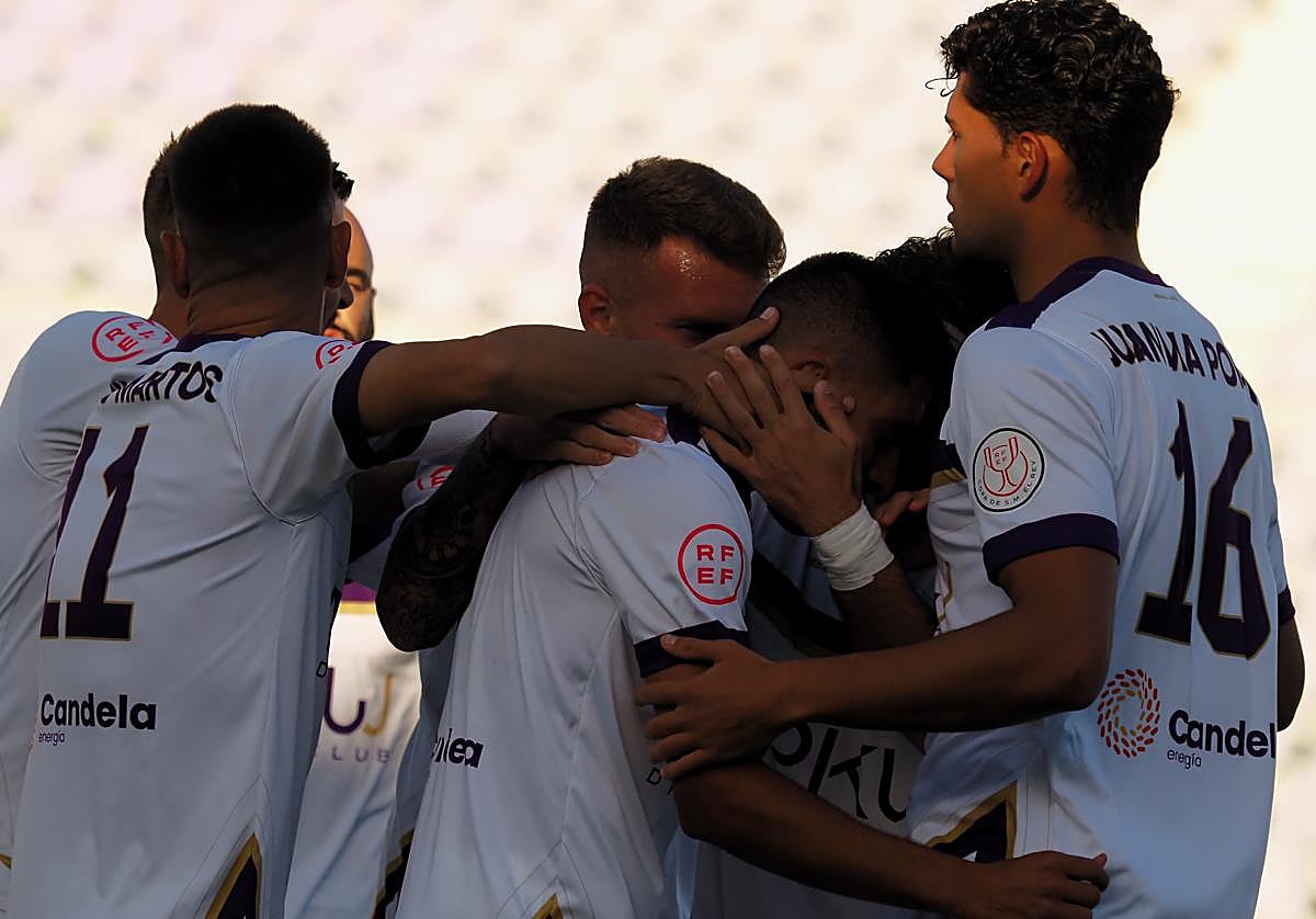 Los jugadores blancos celebran un tanto en el Nuevo La Victoria.