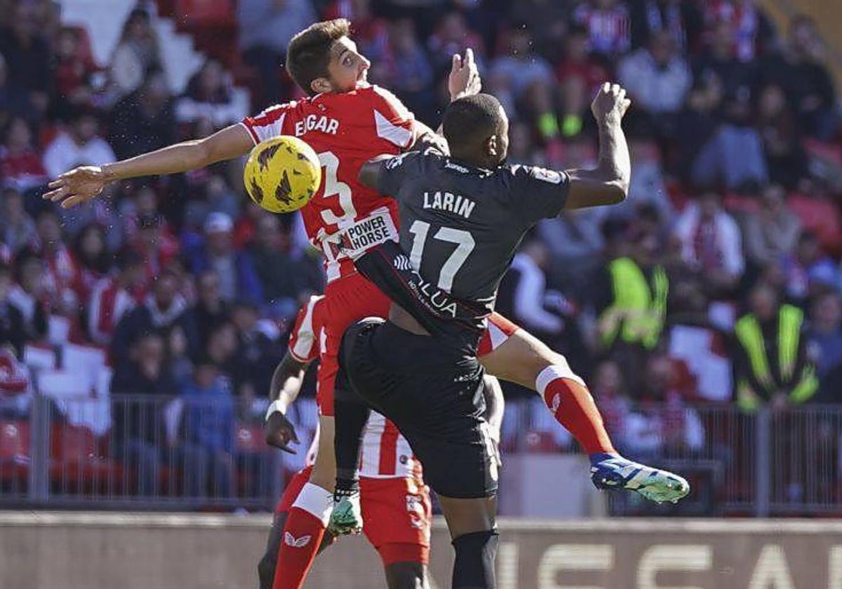 Édgar González salta junto a Larin.
