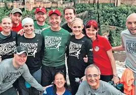 Los Fishtown Beer Runners en Granada. En el centro, con gorra roja, David N. April. Abajo a la derecha, con gafas, el catedrático Manuel Castillo.