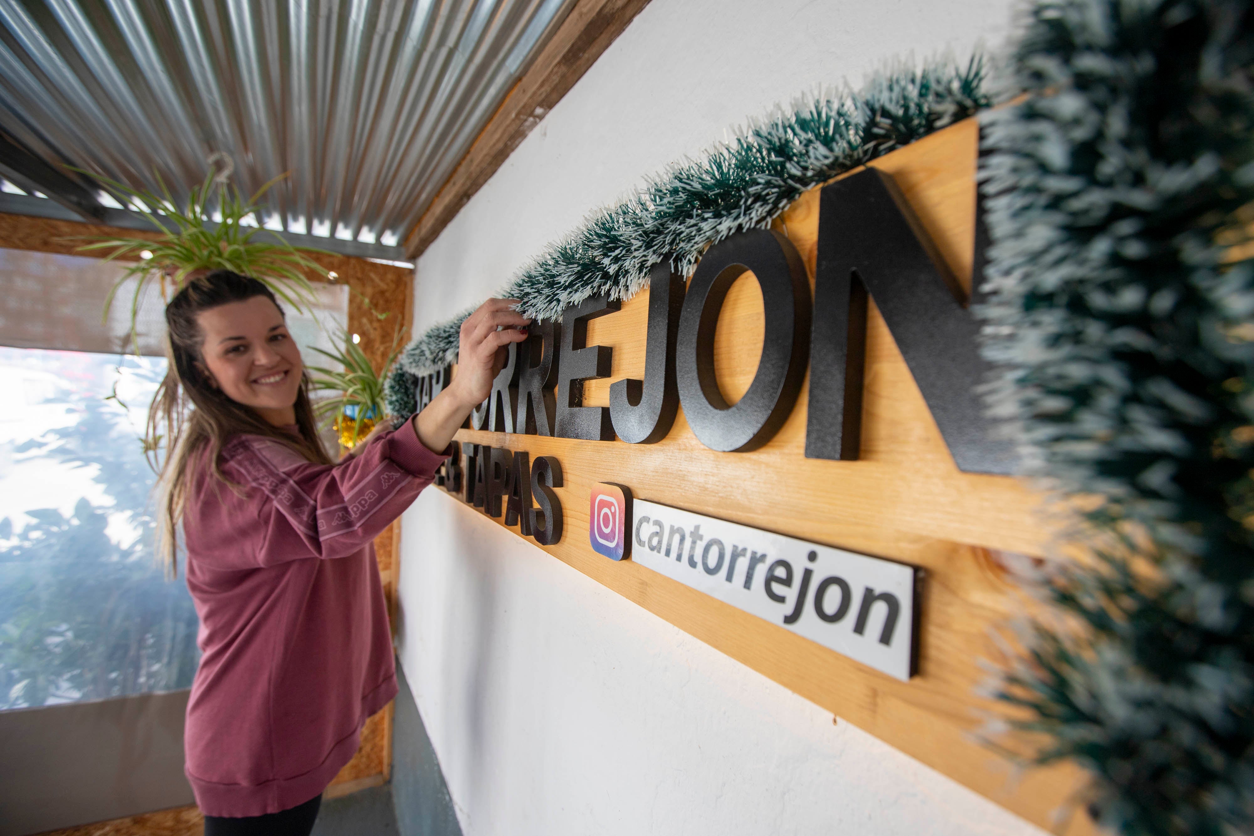 Imagen secundaria 2 - Yátor sonríe por Navidad en el bar de Noelia y Kevin.