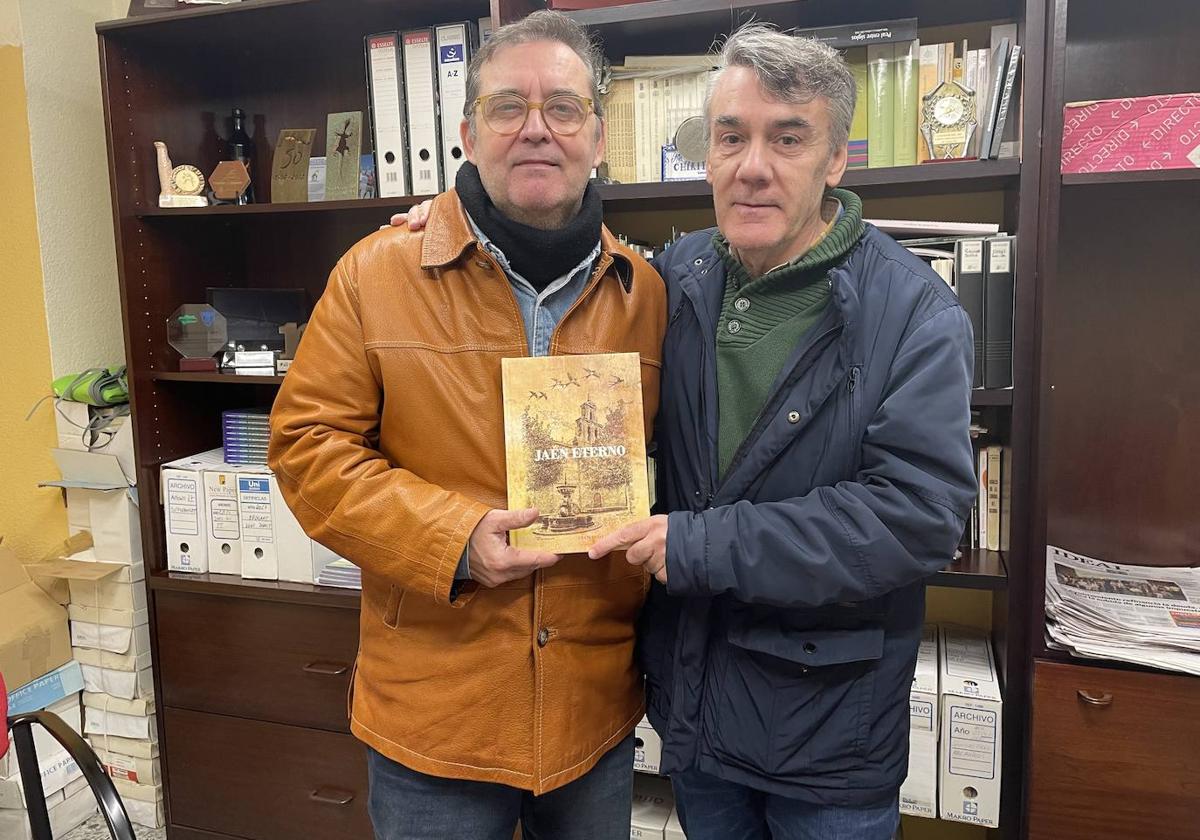 Francisco Latorre y Juan Eduardo Latorre posan con el libro 'Jaén eterno'.