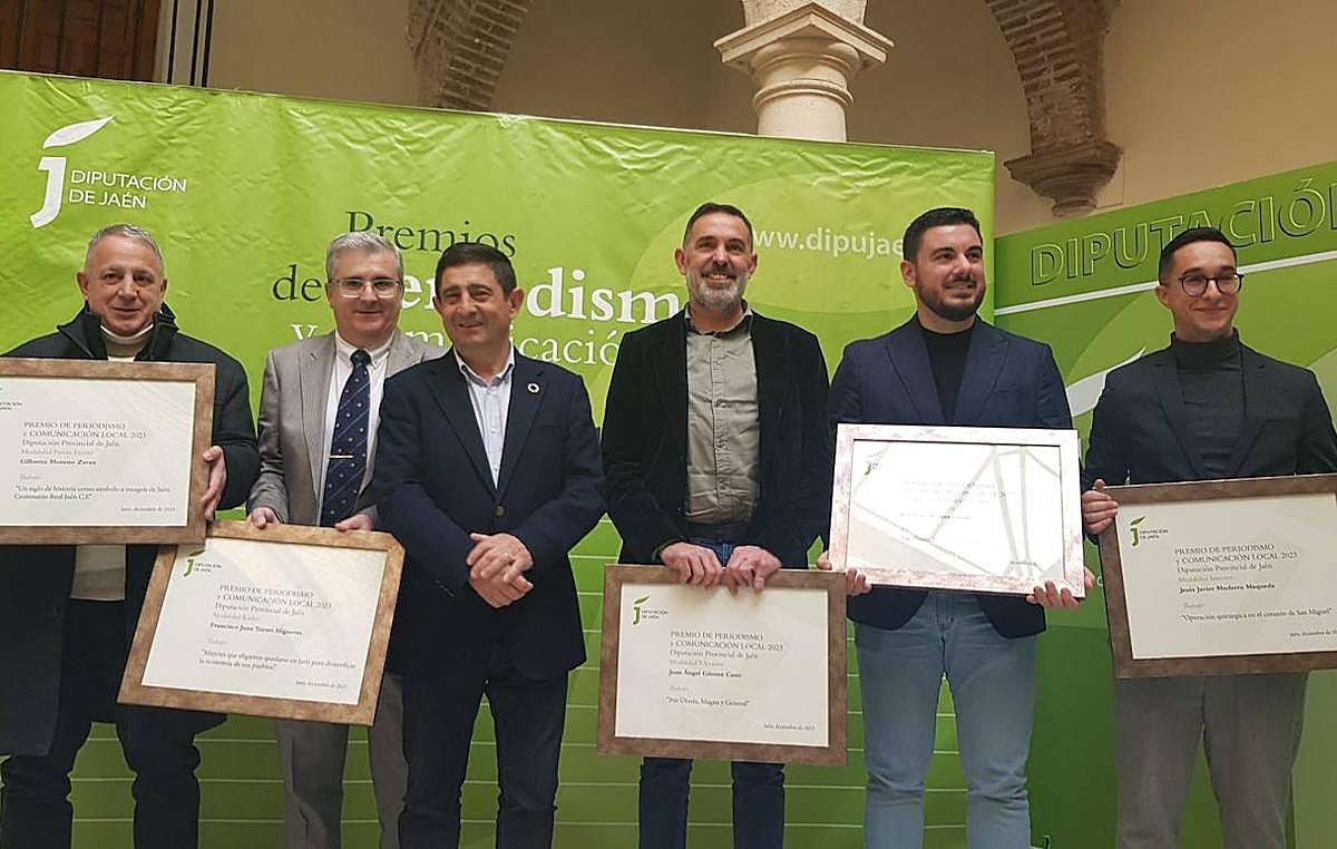 Foto de familia de los periodistas premiados en la edición de 2023.