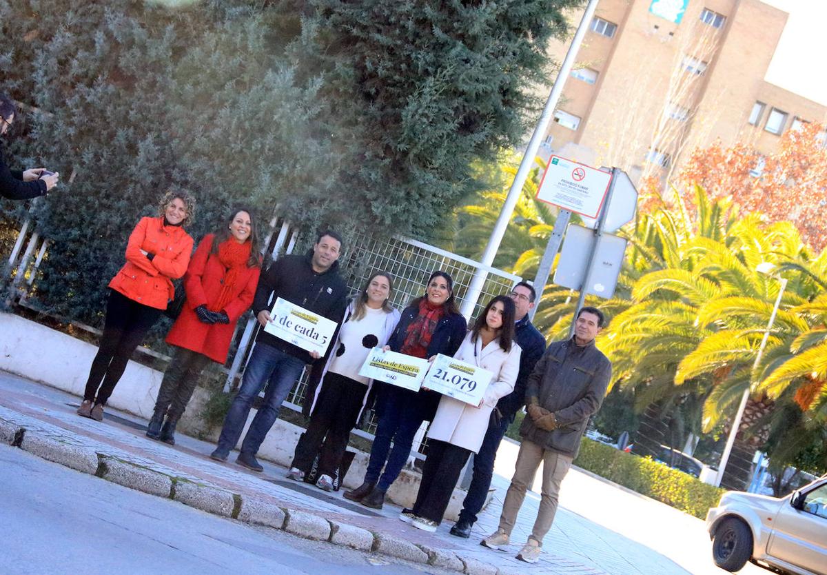 Visita de Ángeles Férriz, junto a otros miembros del PSOE, al hospital de Linares.