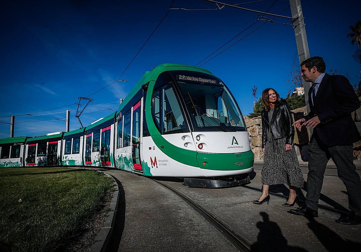 José María Rivera y Rocío Díaz, frente a la unidad estacionada en las cocheras del metro.