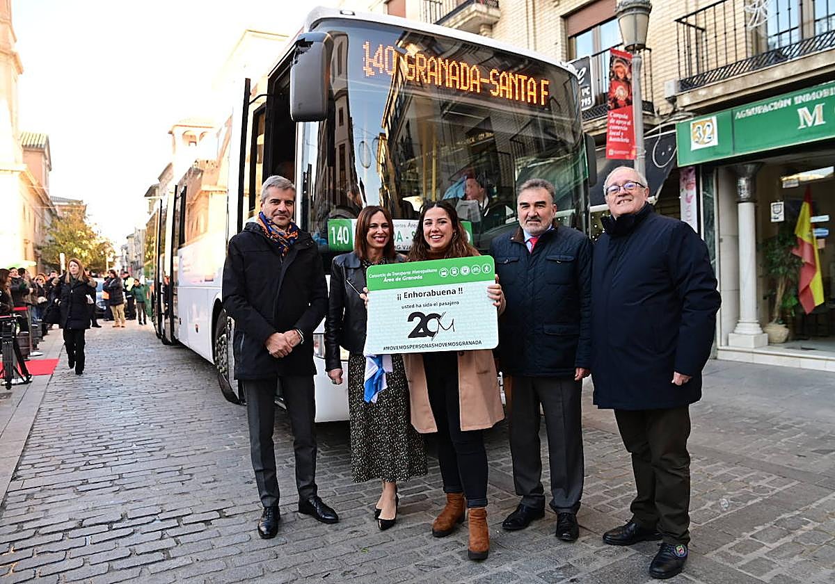 Lucía Moreno, la viajera 20 millones, en la parada principal de Santa Fe.