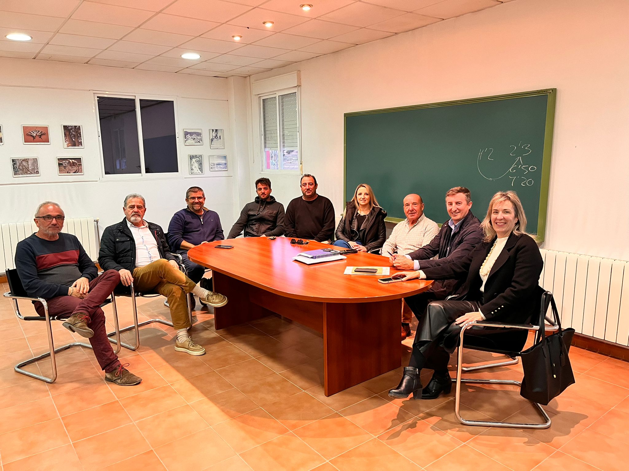 Representantes de los regantes, el Ayuntamiento y la empresa que realizará el proyecto de la planta.