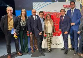 Representantes de la provincia de Jaén, encabezados por Francisco Reyes, en la presentación de la Vuelta Ciclista 2024 donde también estuvo Perico Delgado.