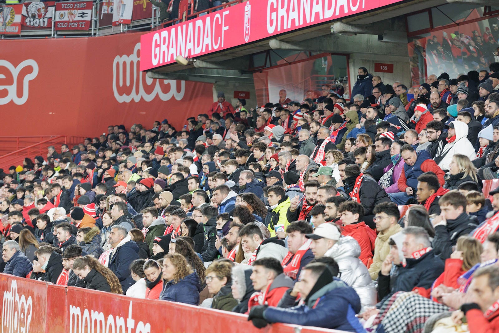 Encuéntrate en la grada en el Granada-Sevilla