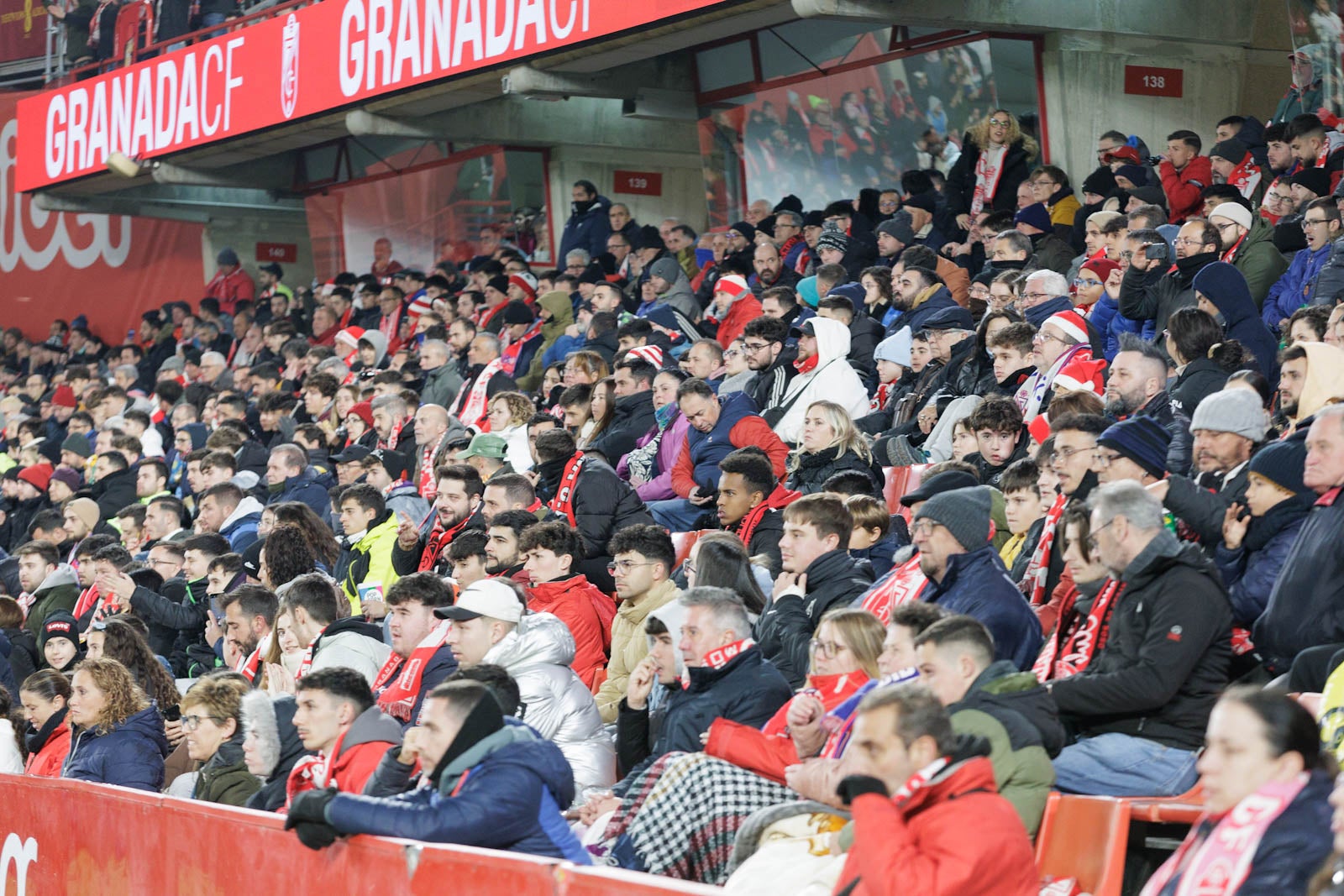 Encuéntrate en la grada en el Granada-Sevilla