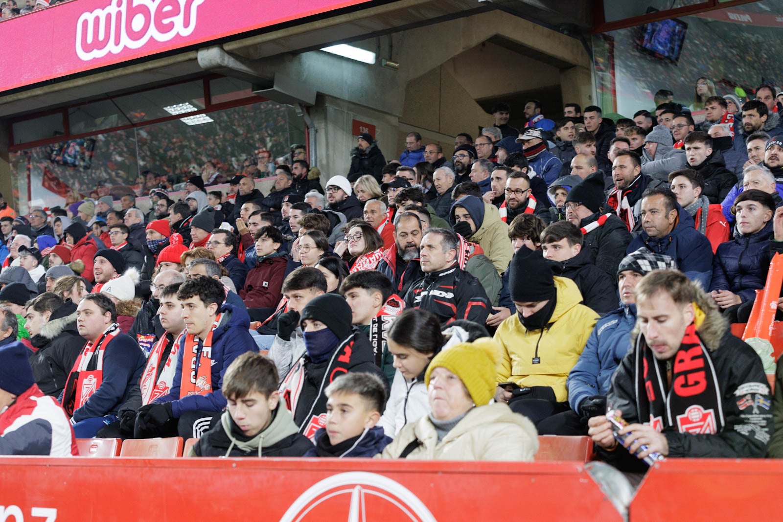 Encuéntrate en la grada en el Granada-Sevilla