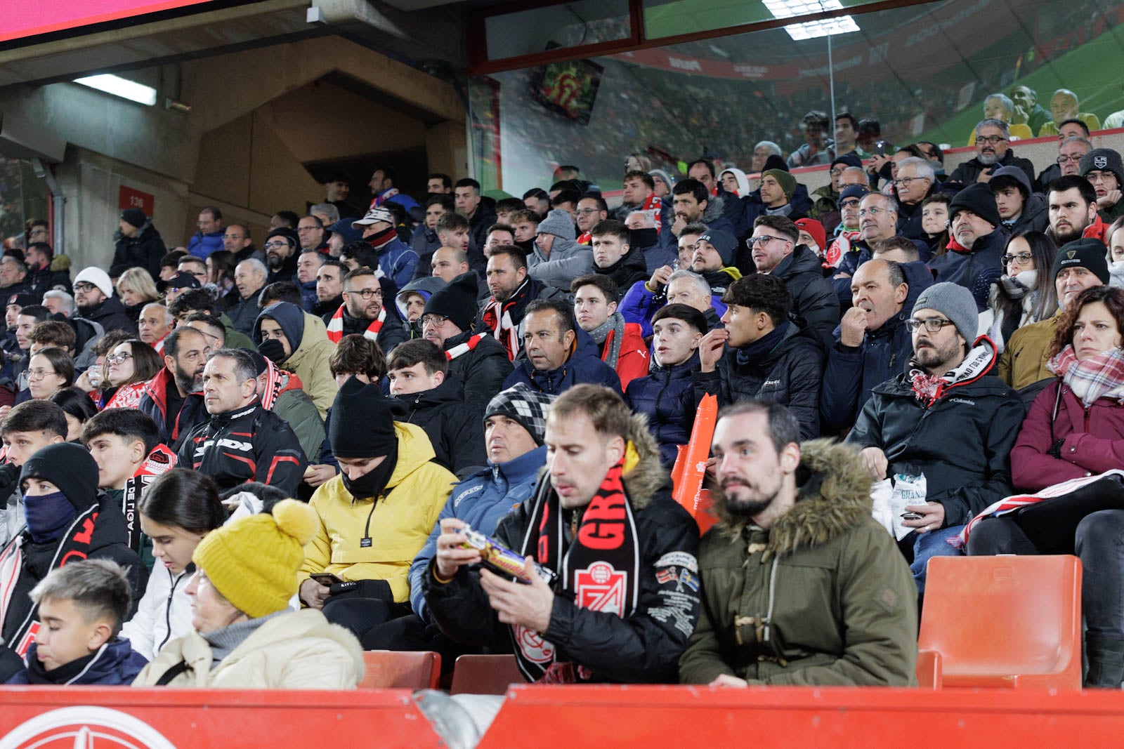 Encuéntrate en la grada en el Granada-Sevilla