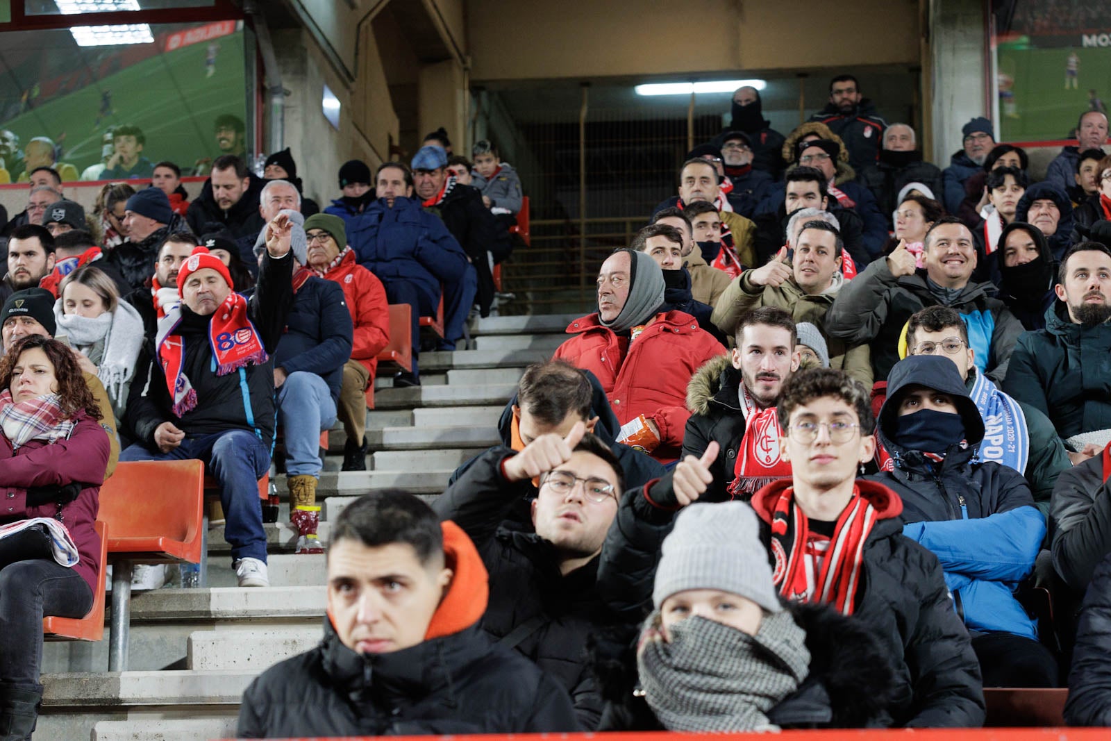 Encuéntrate en la grada en el Granada-Sevilla
