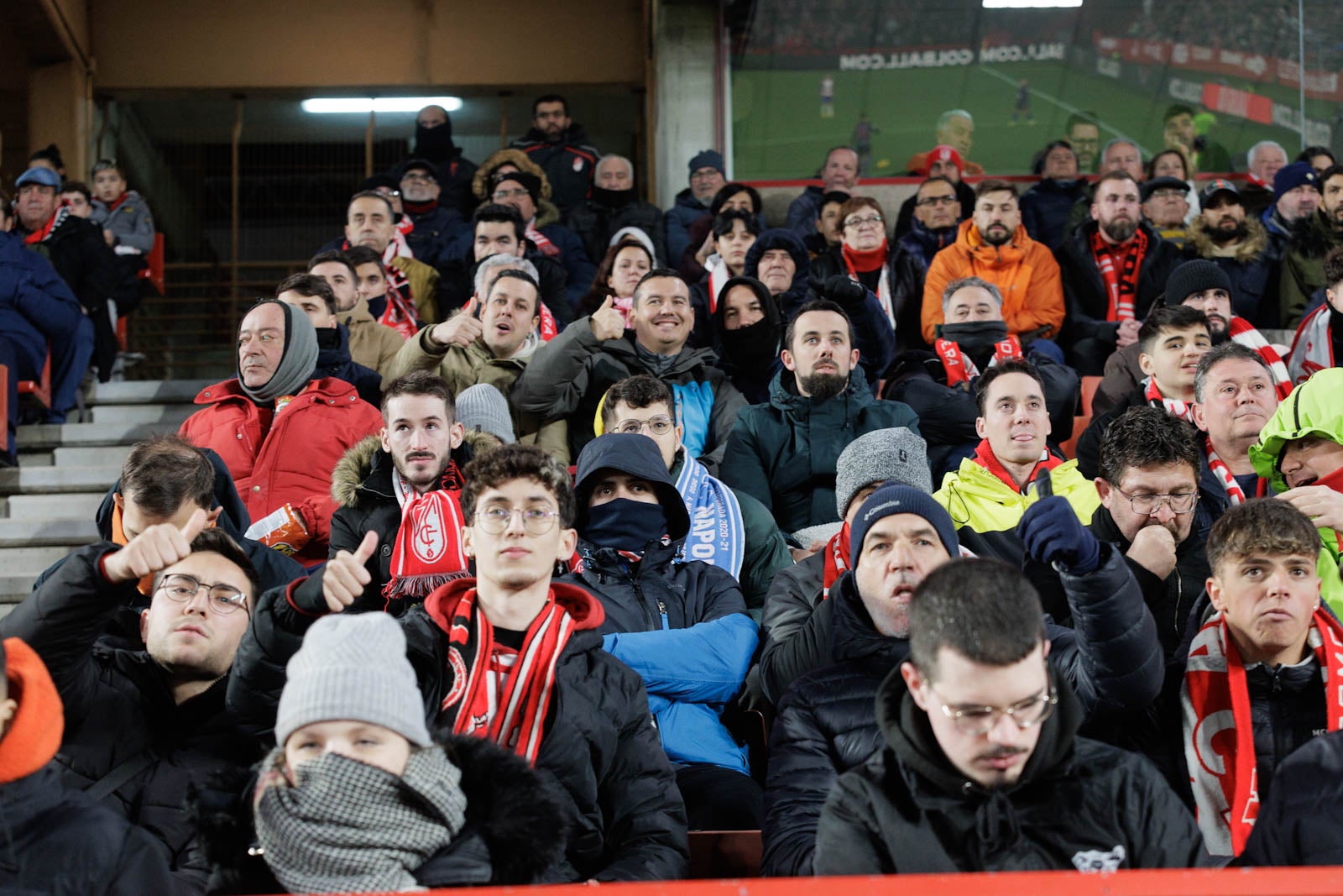 Encuéntrate en la grada en el Granada-Sevilla