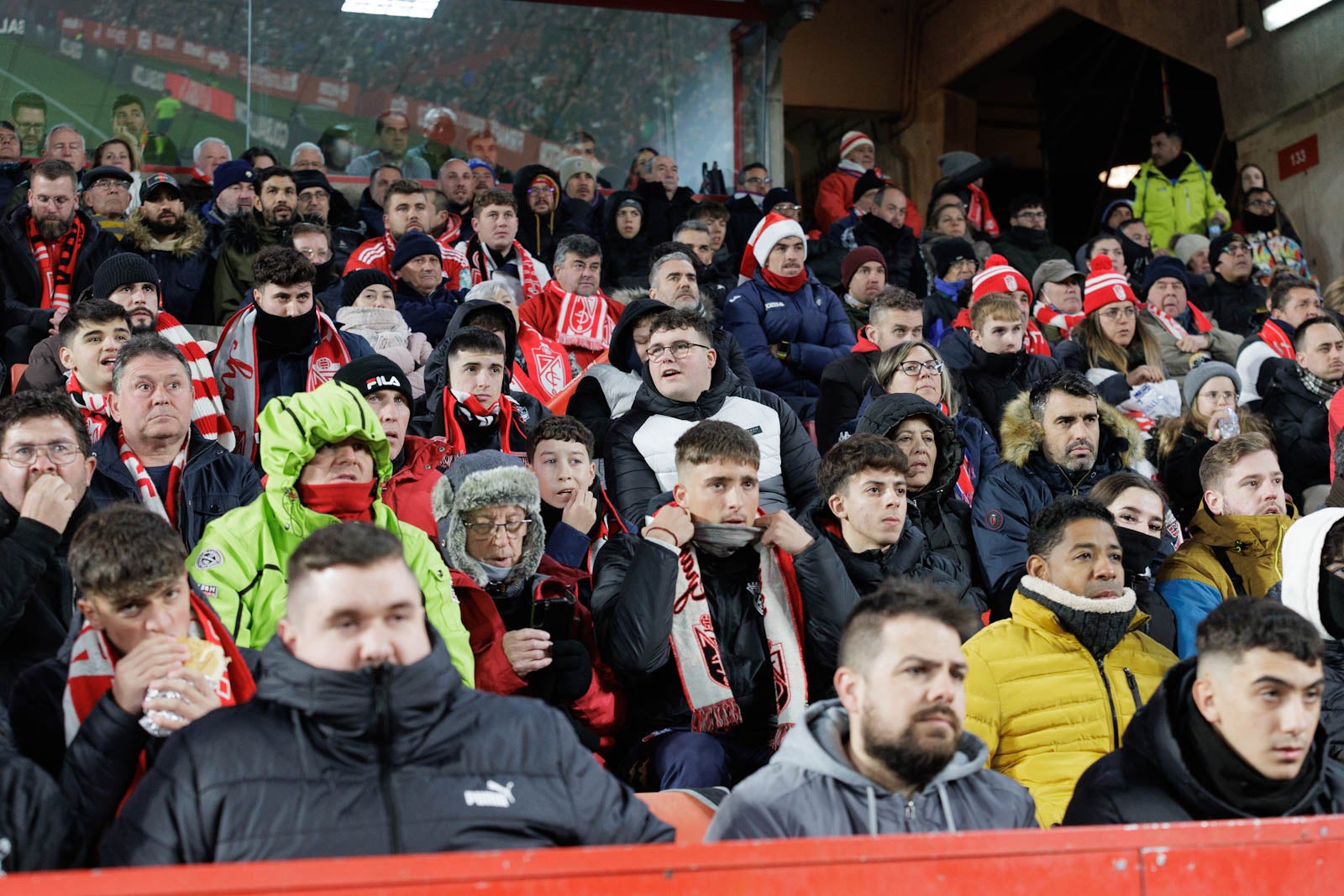Encuéntrate en la grada en el Granada-Sevilla