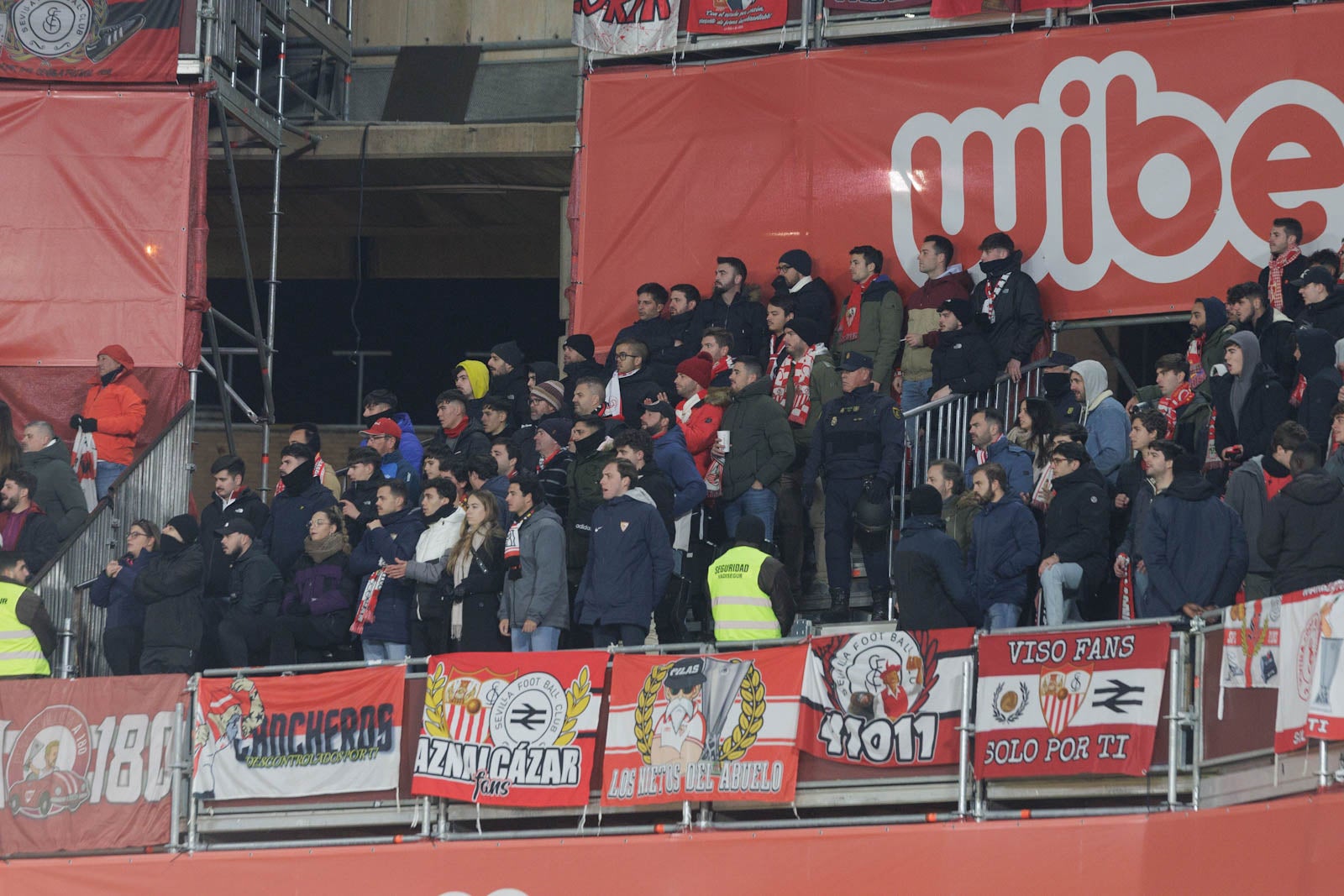 Encuéntrate en la grada en el Granada-Sevilla
