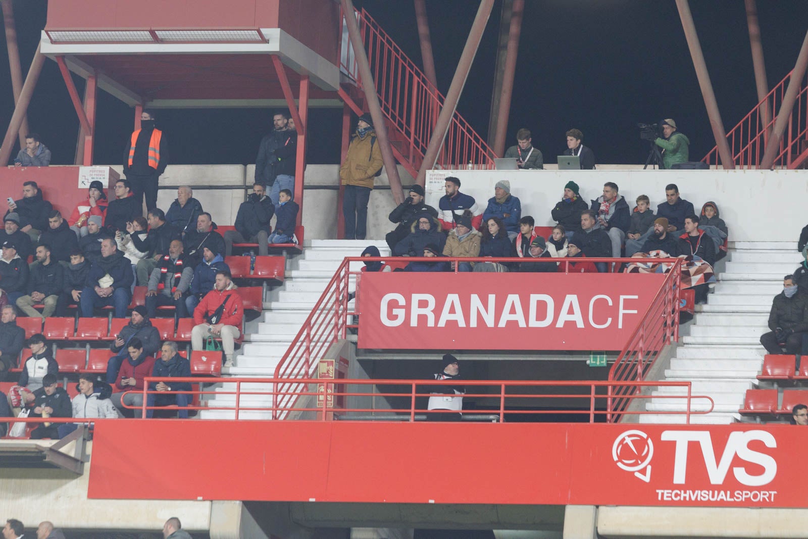 Encuéntrate en la grada en el Granada-Sevilla