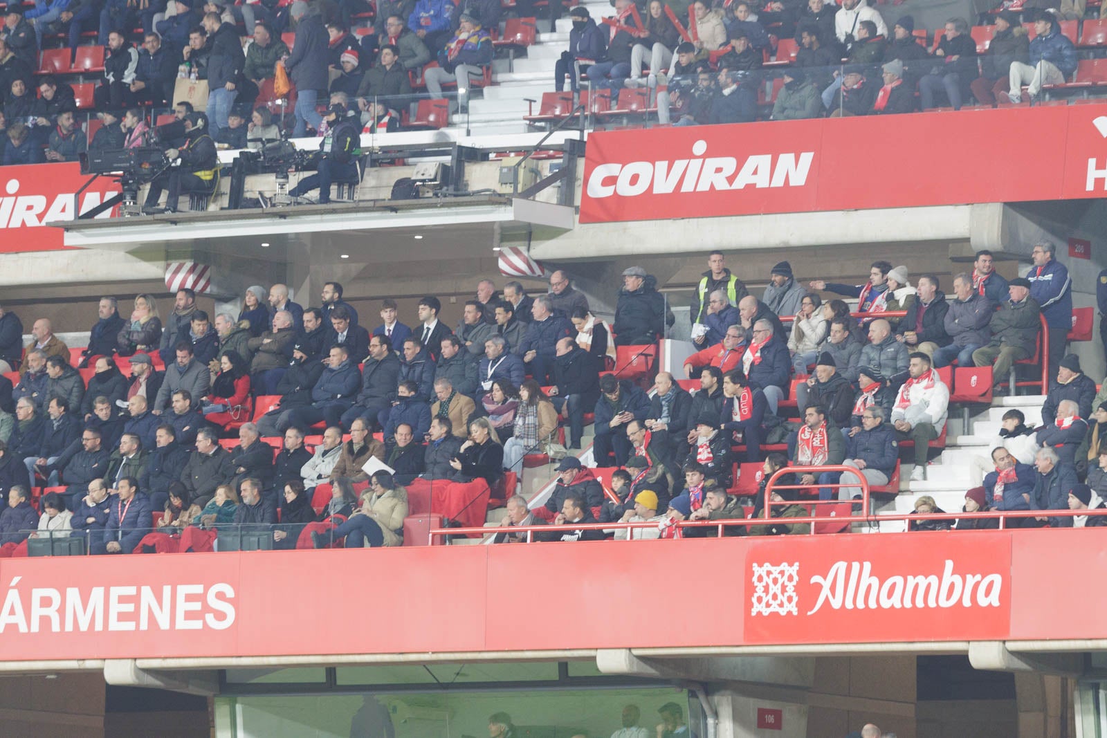 Encuéntrate en la grada en el Granada-Sevilla
