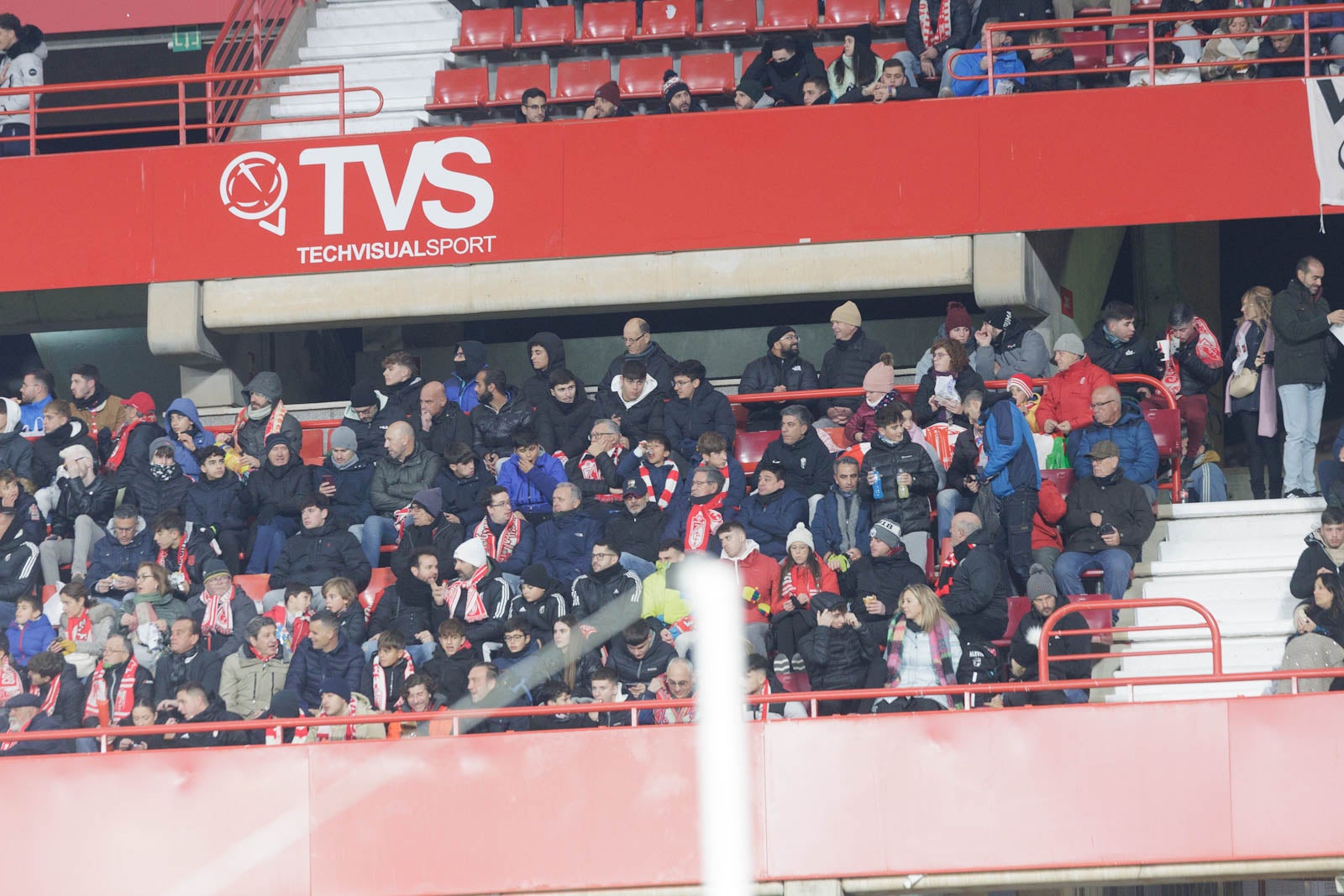 Encuéntrate en la grada en el Granada-Sevilla