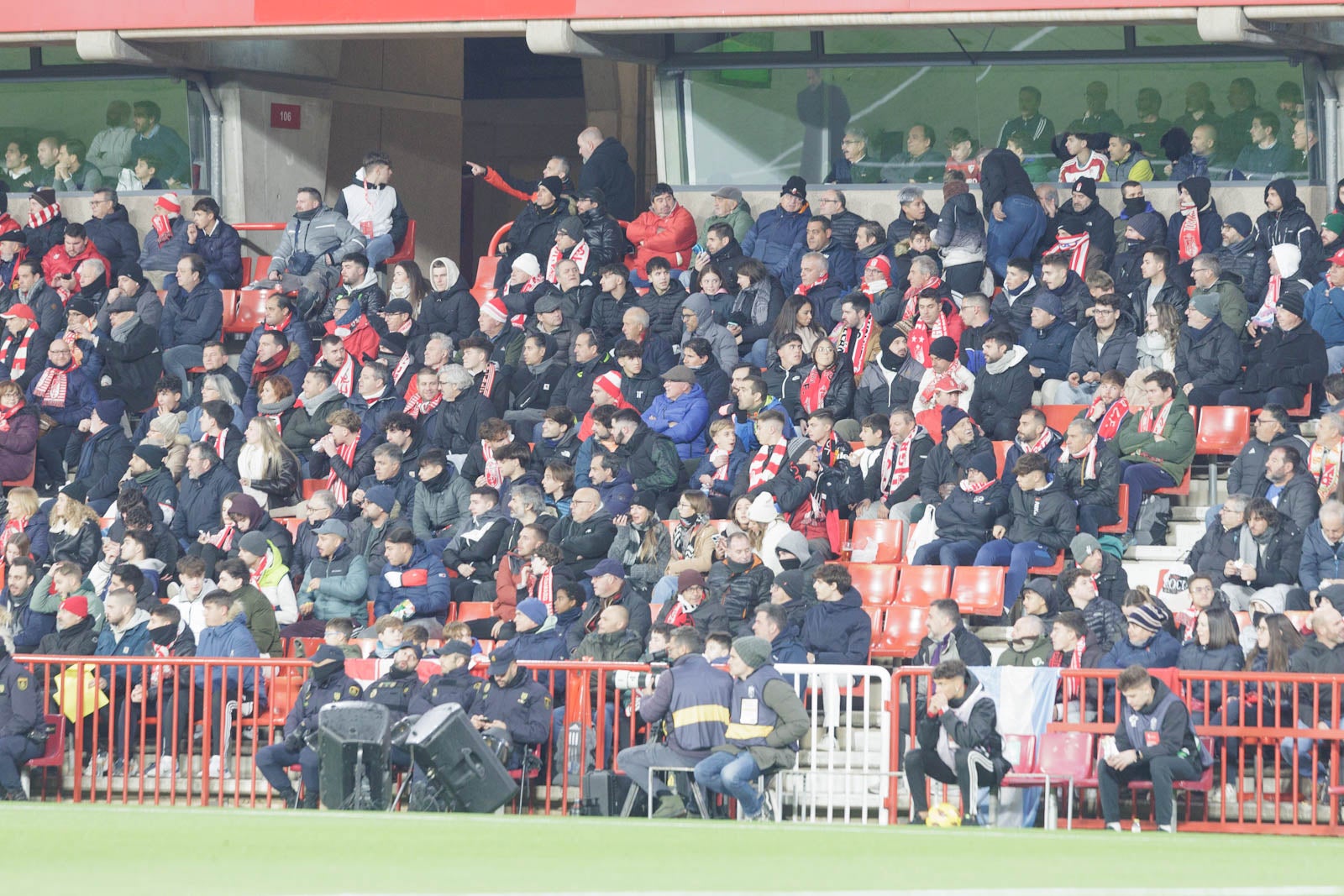 Encuéntrate en la grada en el Granada-Sevilla