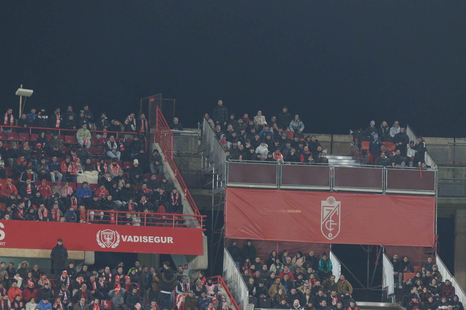 Encuéntrate en la grada en el Granada-Sevilla