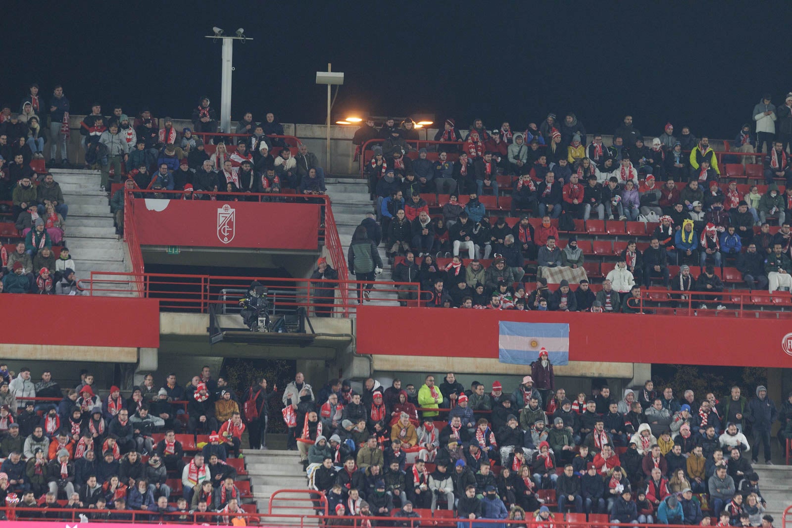 Encuéntrate en la grada en el Granada-Sevilla