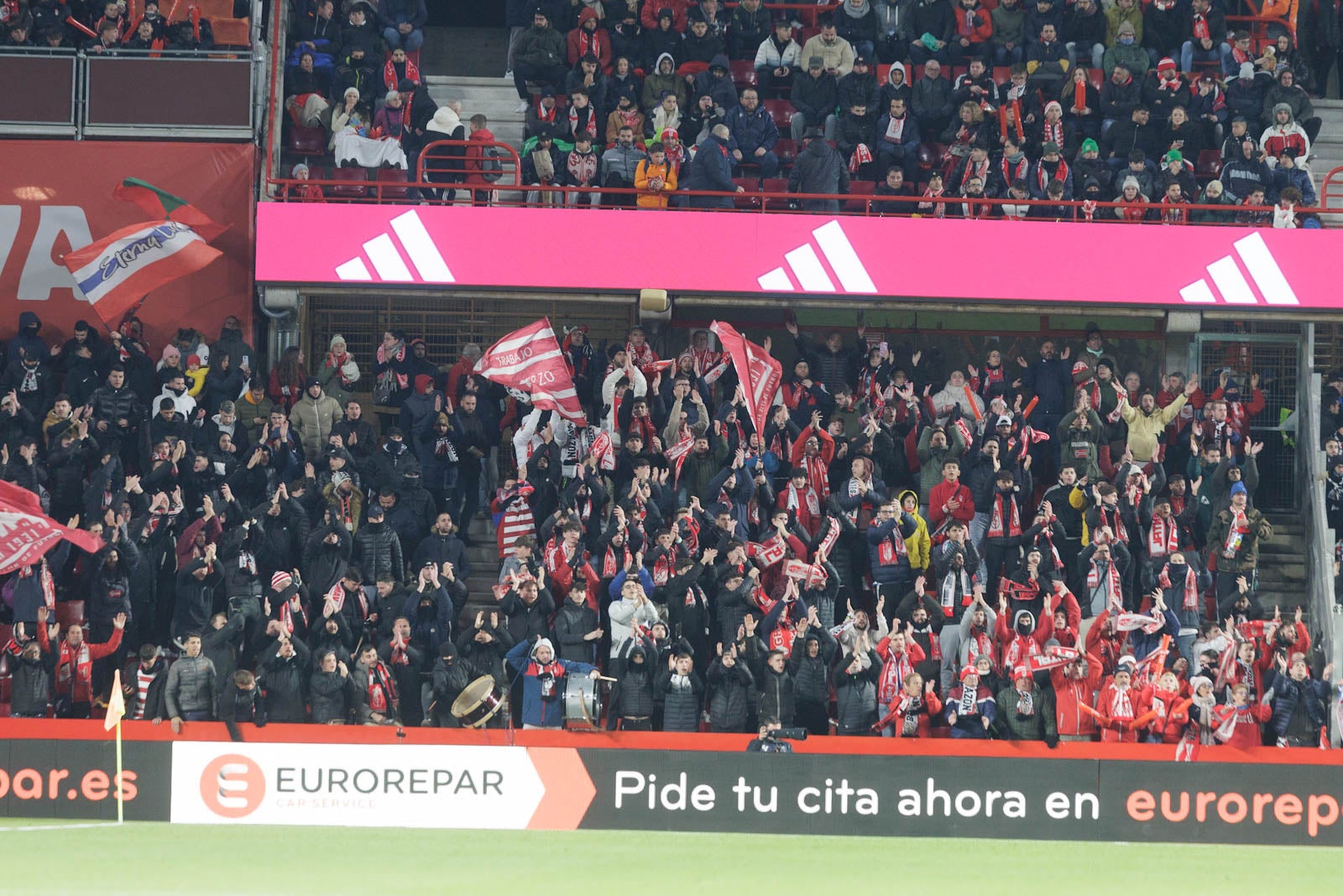 Encuéntrate en la grada en el Granada-Sevilla