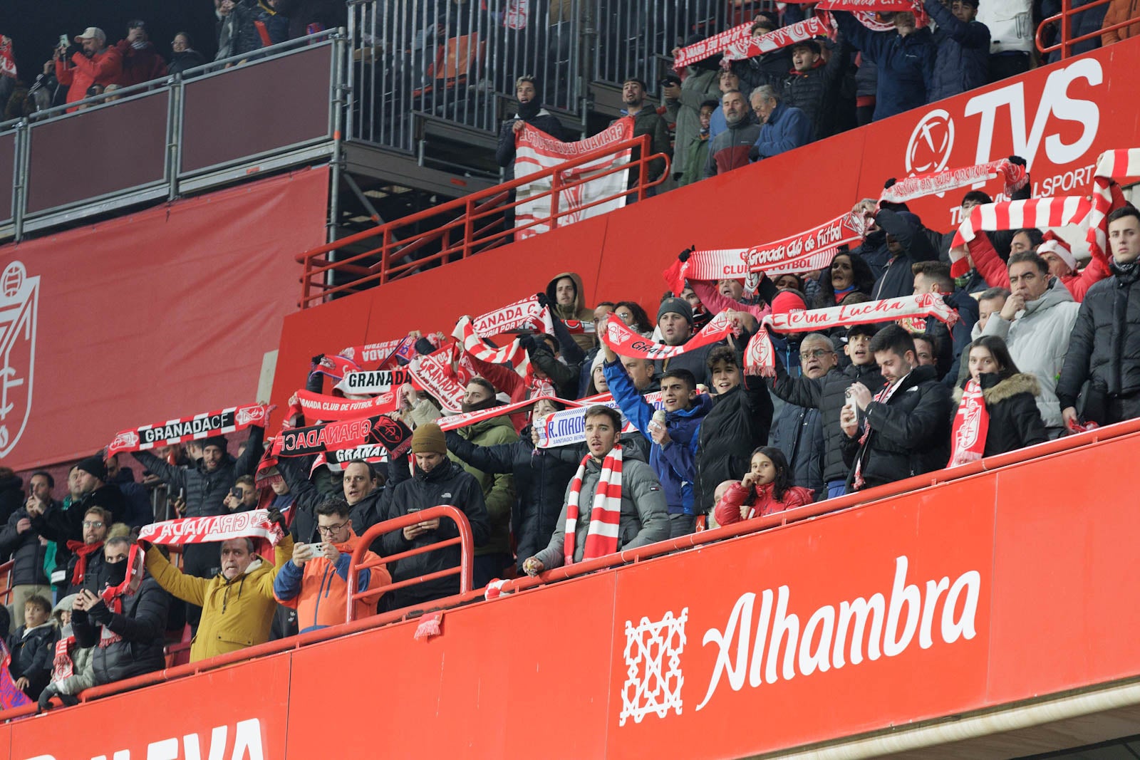 Encuéntrate en la grada en el Granada-Sevilla