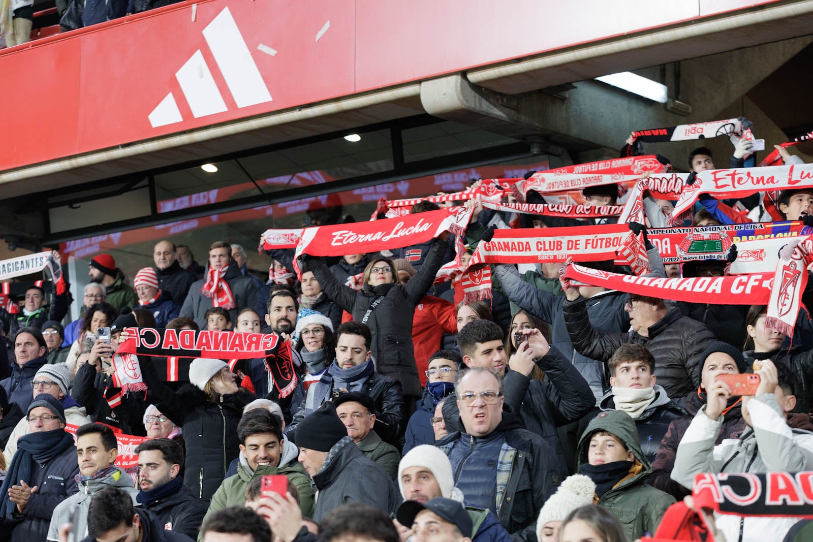 Encuéntrate en la grada en el Granada-Sevilla