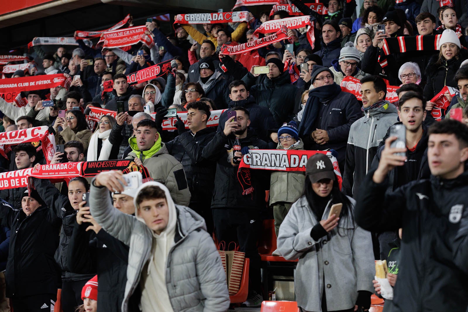 Encuéntrate en la grada en el Granada-Sevilla